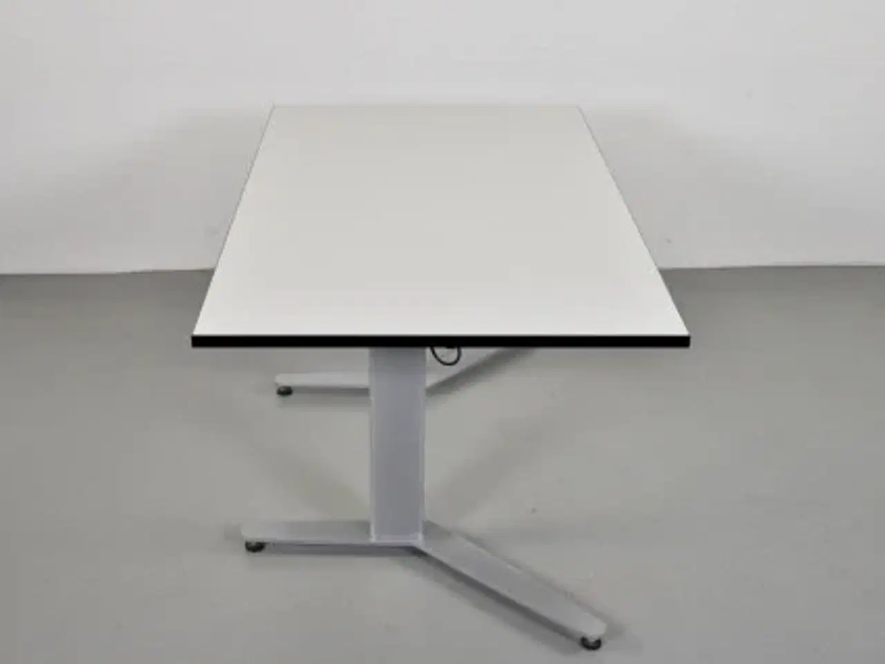 Billede 3 - Hæve-/sænkebord med ny hvid plade på alugrå stel