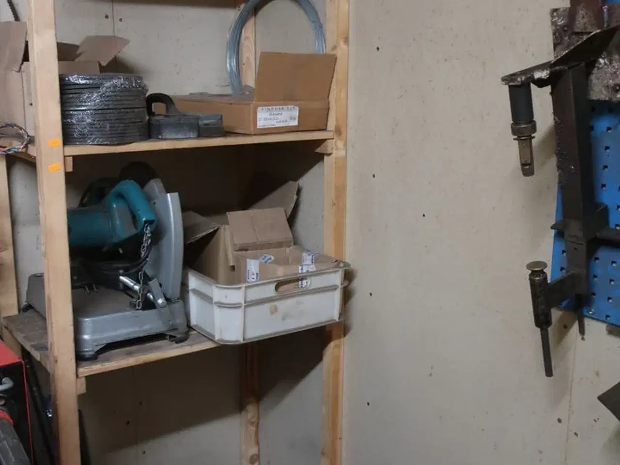 Billede 1 - Reol med metalafkorter m.m.