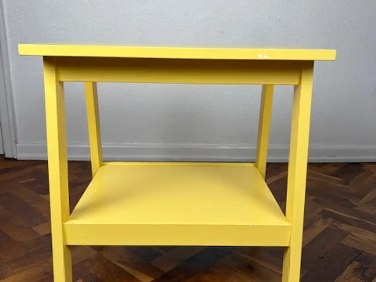 Billede 7 - Sidebord i gult med hylde