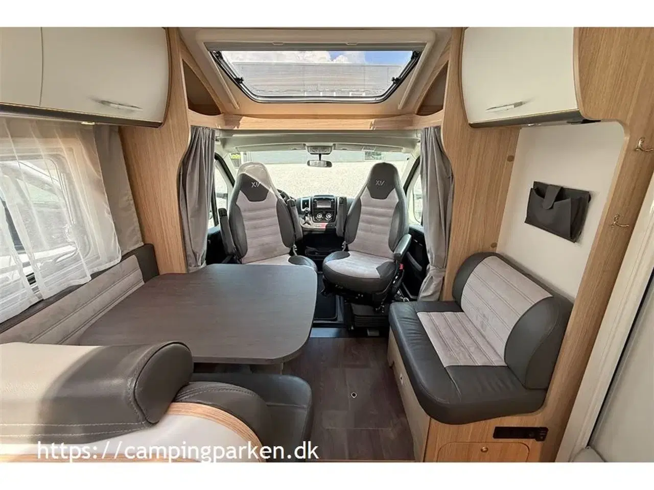Billede 3 - 2020 - SunLight T 69 L "XV" - Jubilæum. Aut. gear   Sunlight jubilæumsmodel XV med automatgear, aircondition i bodelen, cykelstativ, kørt 18.600 km