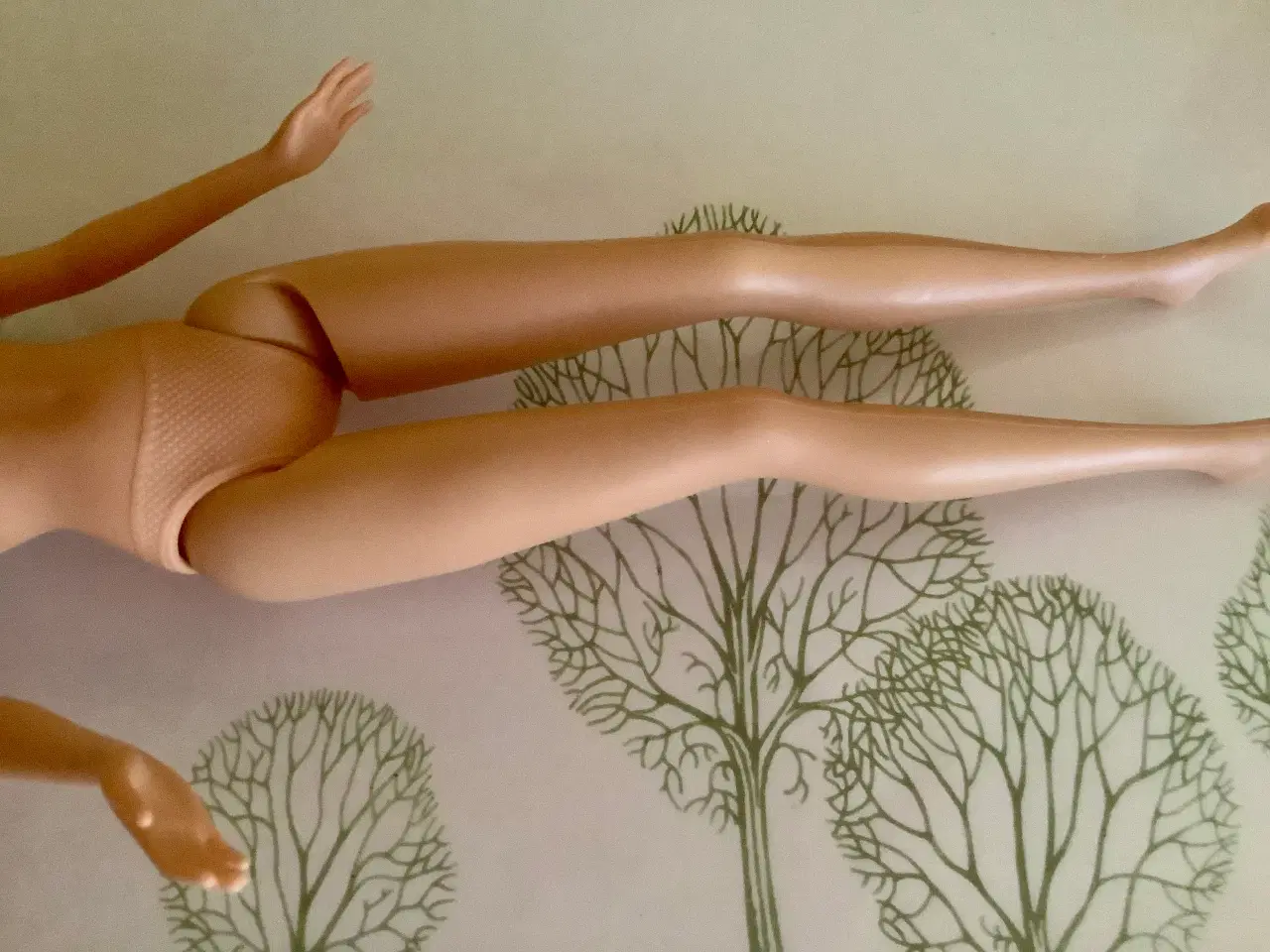 Billede 9 - Smuk askeblond Barbie med original Barbie kjole.