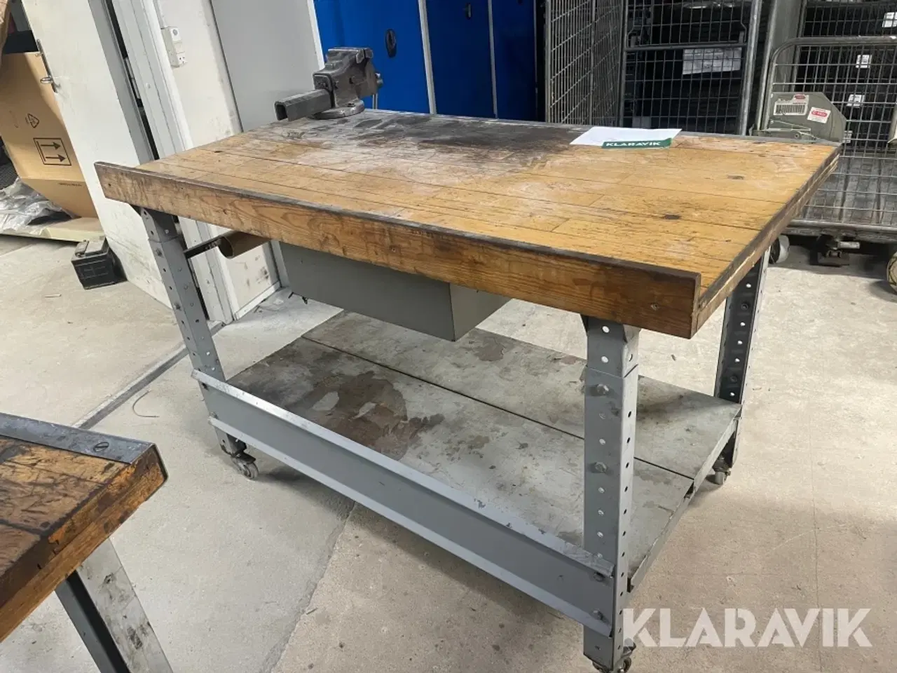Billede 3 - Arbejdsbord på hjul med skruestik