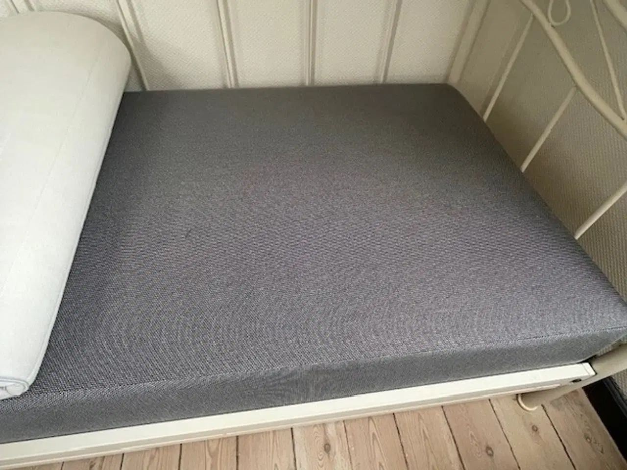 Billede 2 - Flot jernseng med ny springmadras og rullemadras