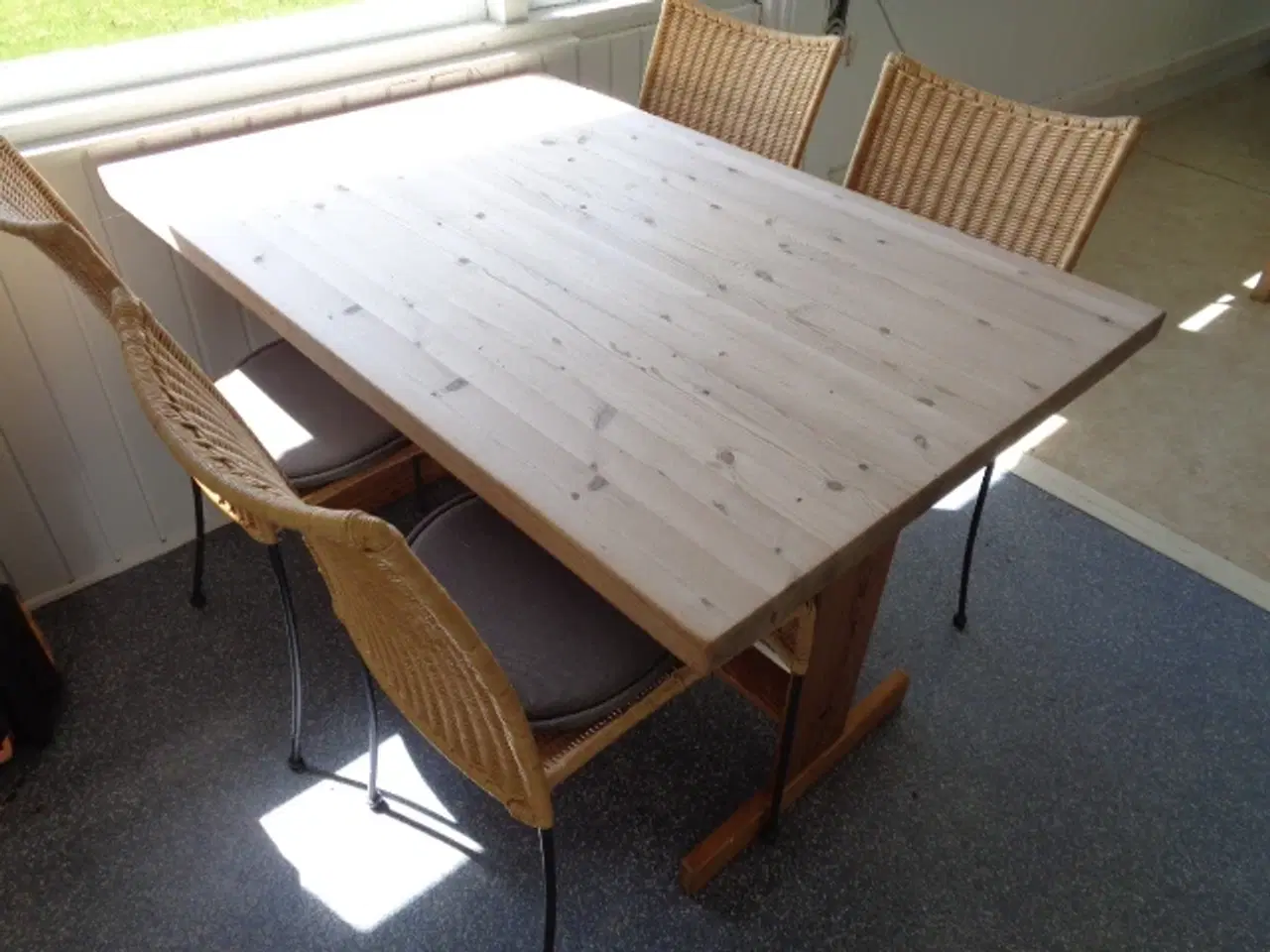 Billede 1 - Spisebord med 4 stole