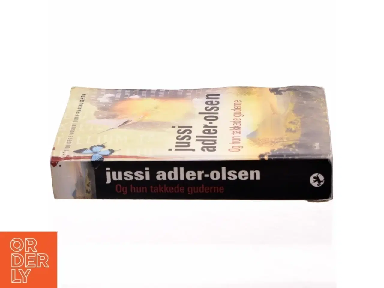 Billede 2 - Og hun takkede guderne af Jussi Adler-Olsen (Bog)