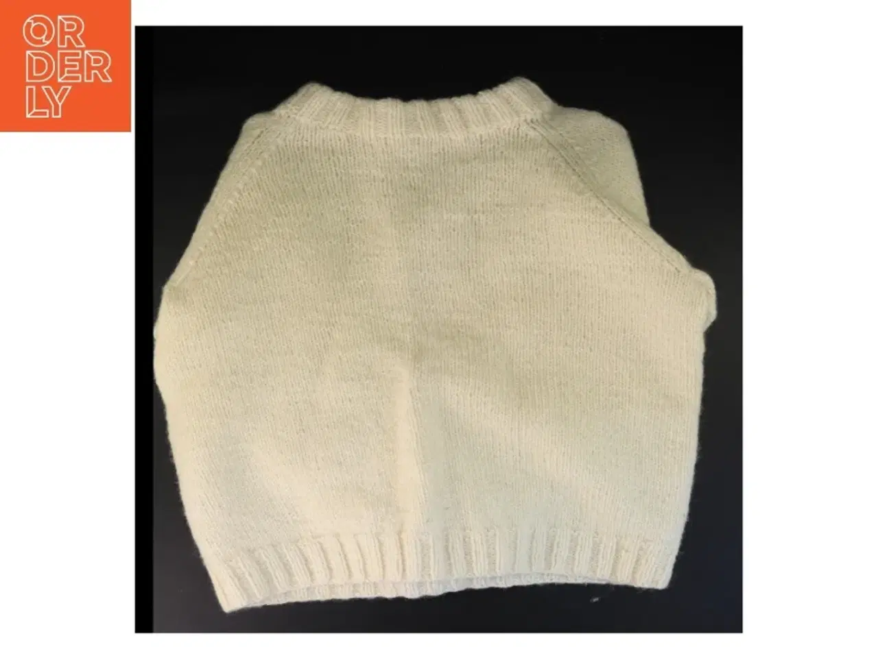 Billede 2 - Hvid strikket sweater (str. 45 x 50 cm ærme 34 cm)