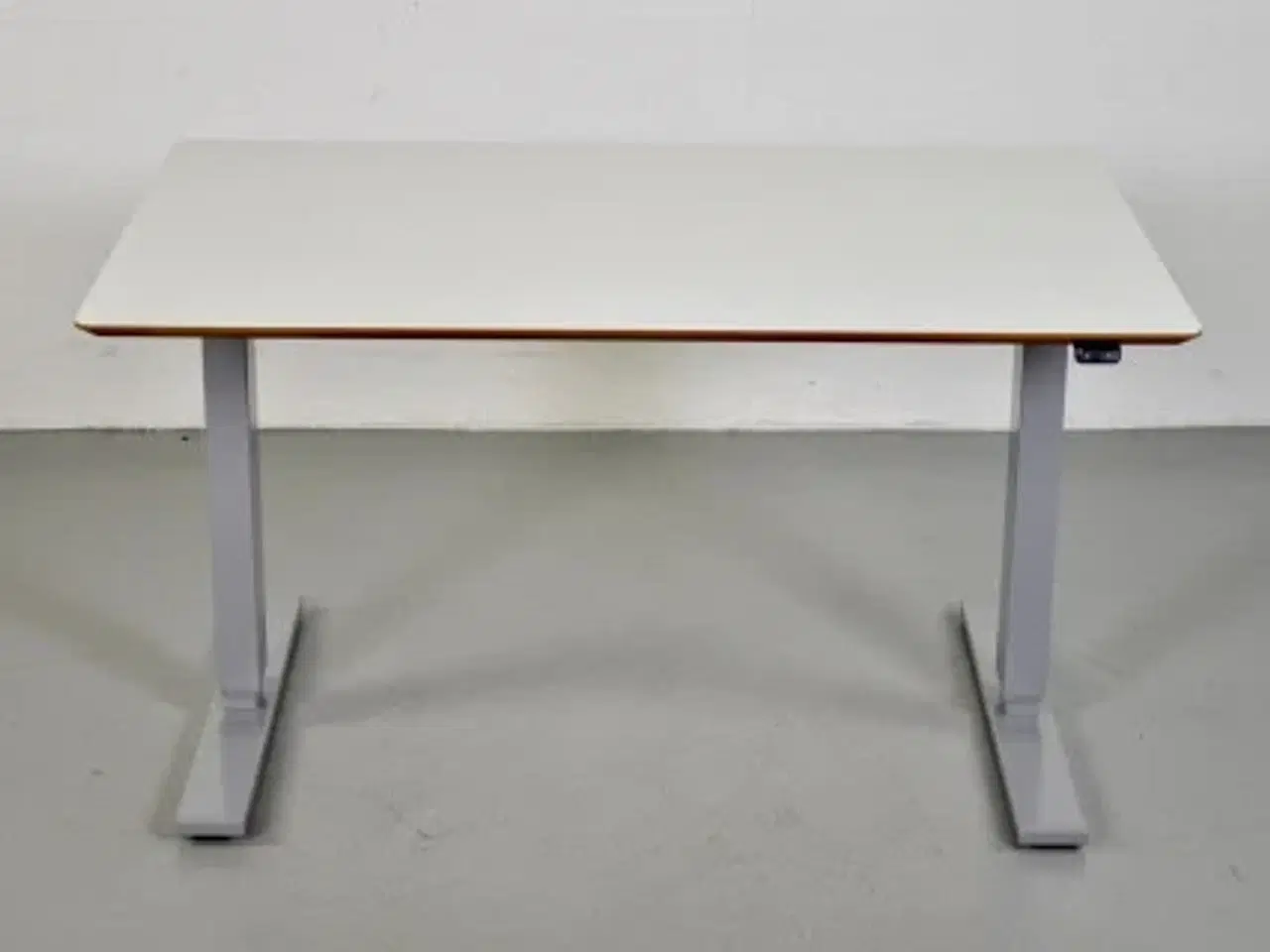 Billede 1 - Scan office hæve-/sænkebord med hvid laminat og kabelbakke, 120 cm.