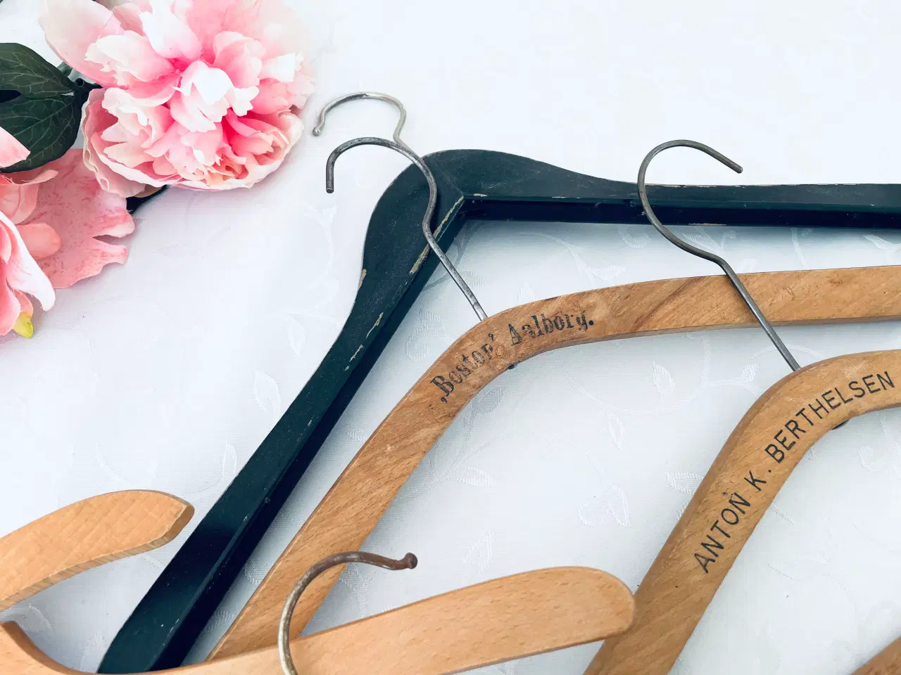 Billede 2 - Gamle vintage bøjler med skrift 