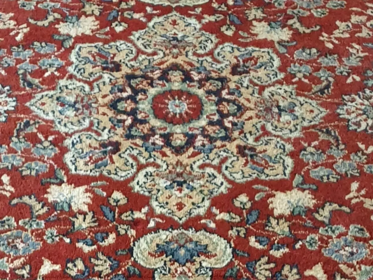 Billede 1 - Smukt tæppe i rød/dueblå og beige farver. 