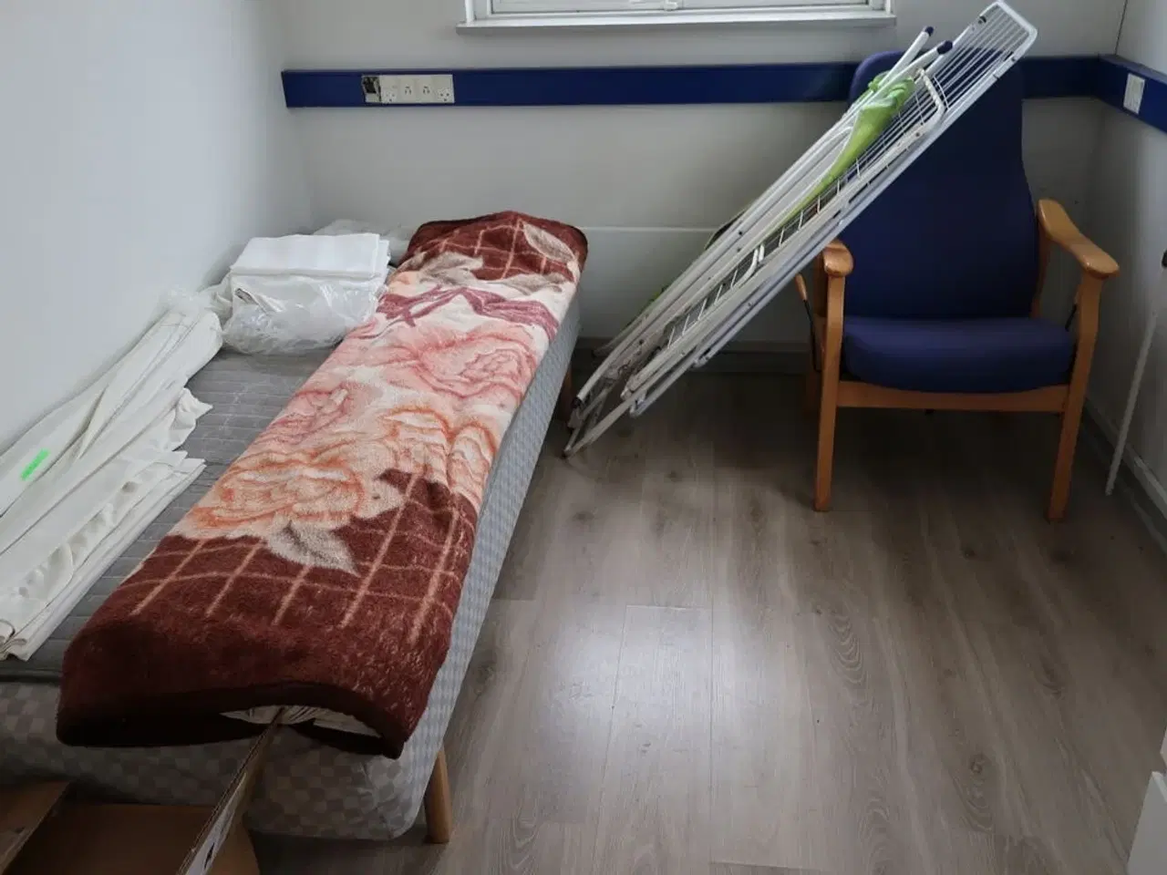 Billede 2 - Rum med indhold bl.a. seng, kaffemaskine POINT, skabe m.m.