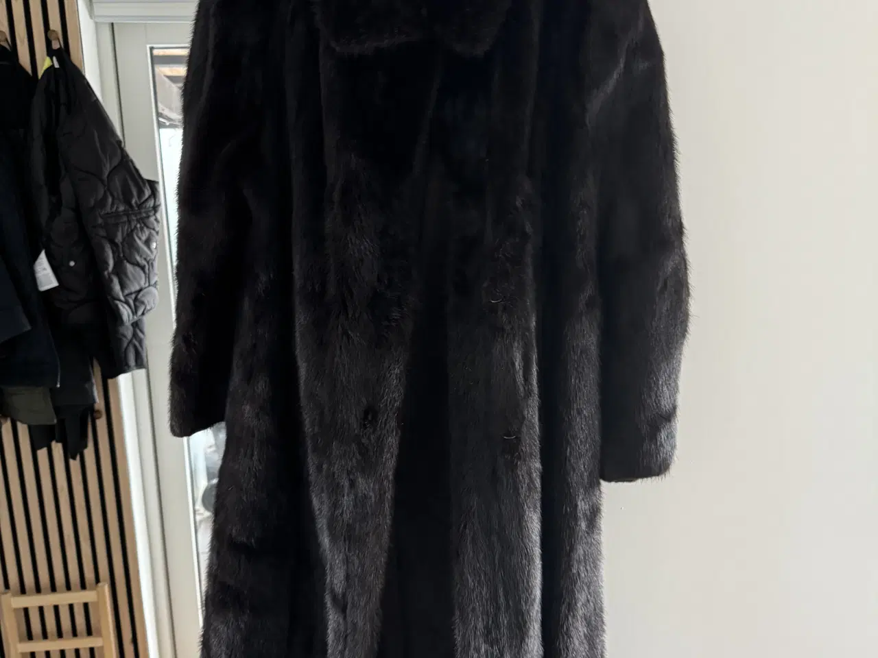 Billede 1 - Sort pels frakke med hue og halsedisse
