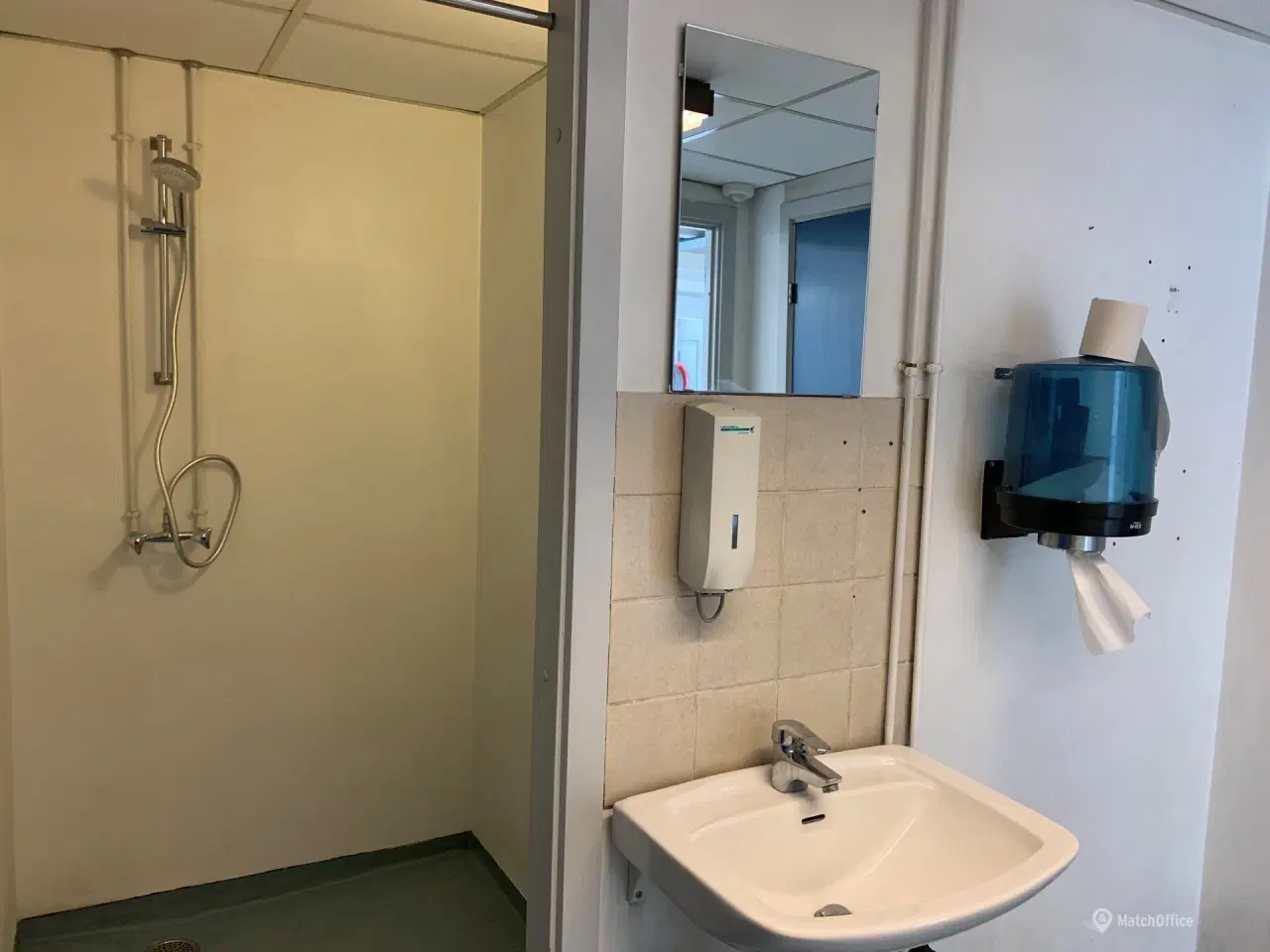 Billede 13 - Centralt beliggende lager med kontor - facade til Køge Bugt Motorvejen