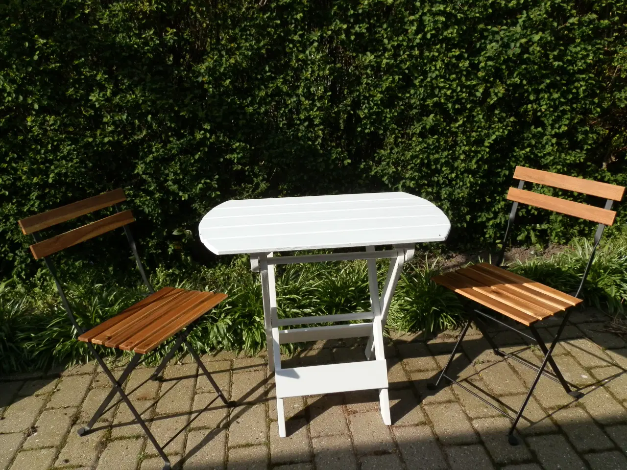 Billede 2 - Sødt lille havebord Hvidmalet og Sammenklappelig