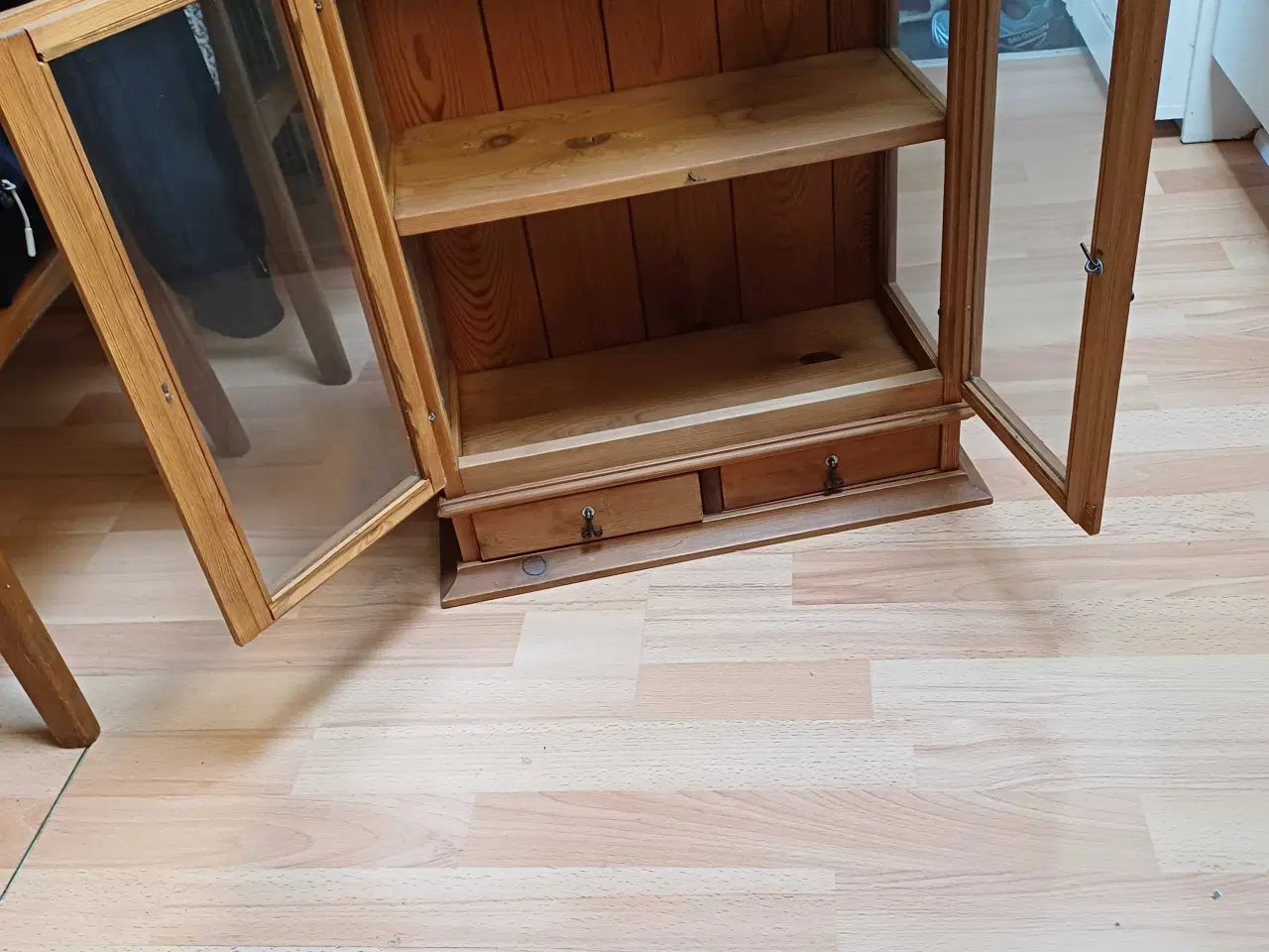 Billede 9 - Fint ældre vitrineskab 