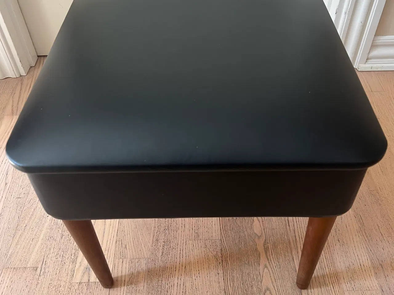 Billede 4 - Smuk gammel teak skammel med opbevaringsrum 