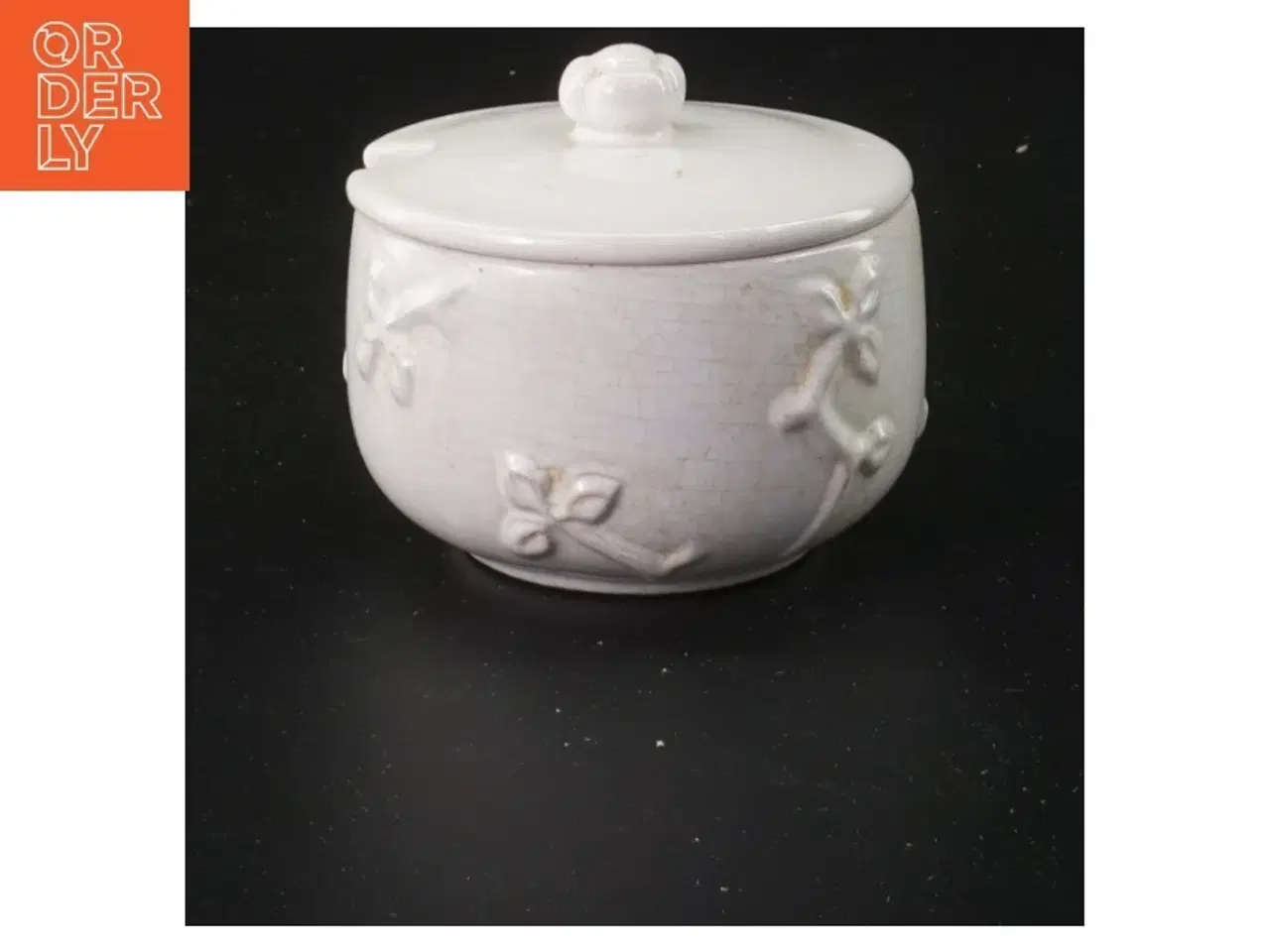 Billede 1 - L HJORT keramik med flotte detaljer  Krukke med låg (str. 8x9 cm)