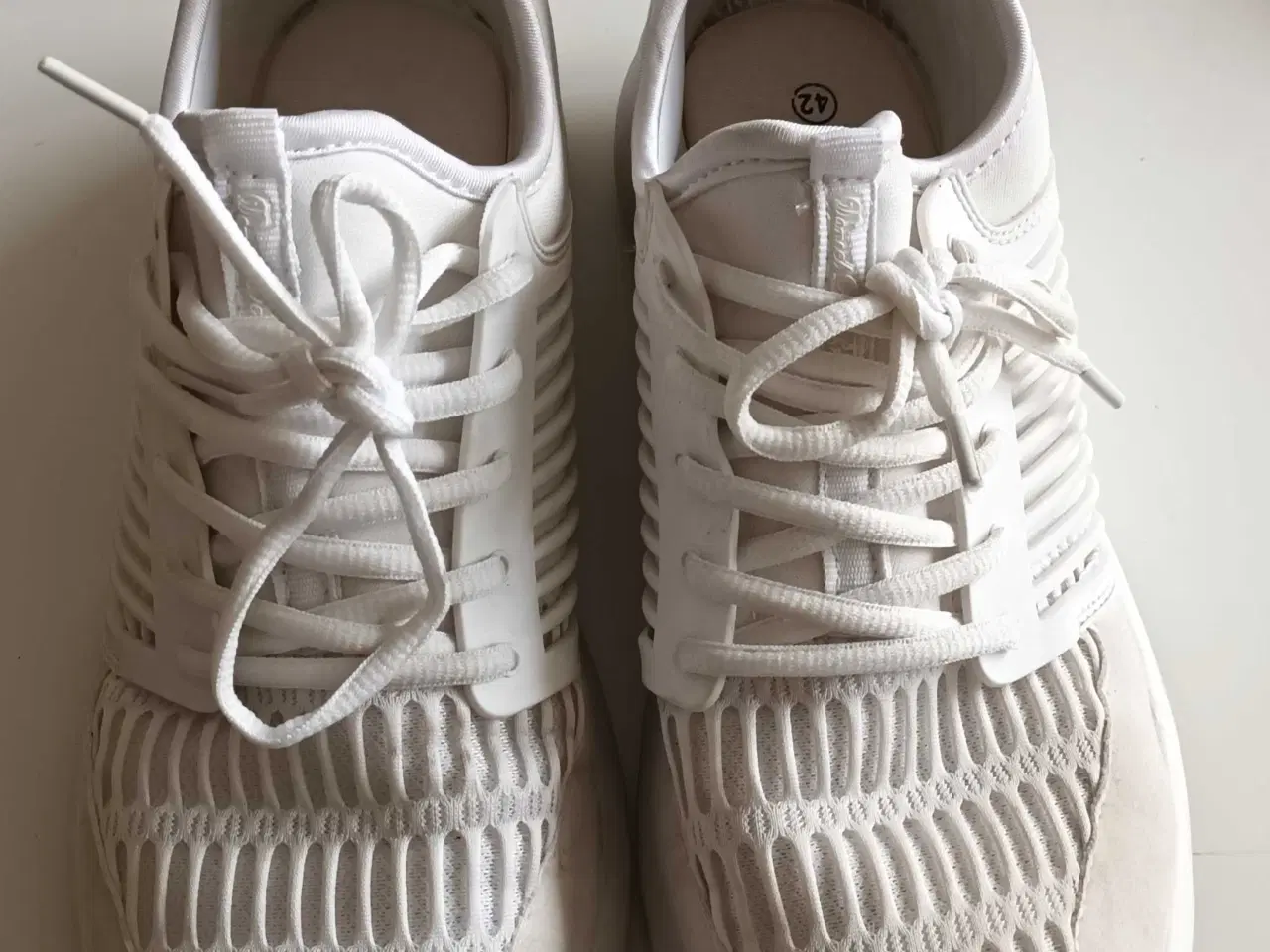 Billede 1 - Hvide fritidssko str 42