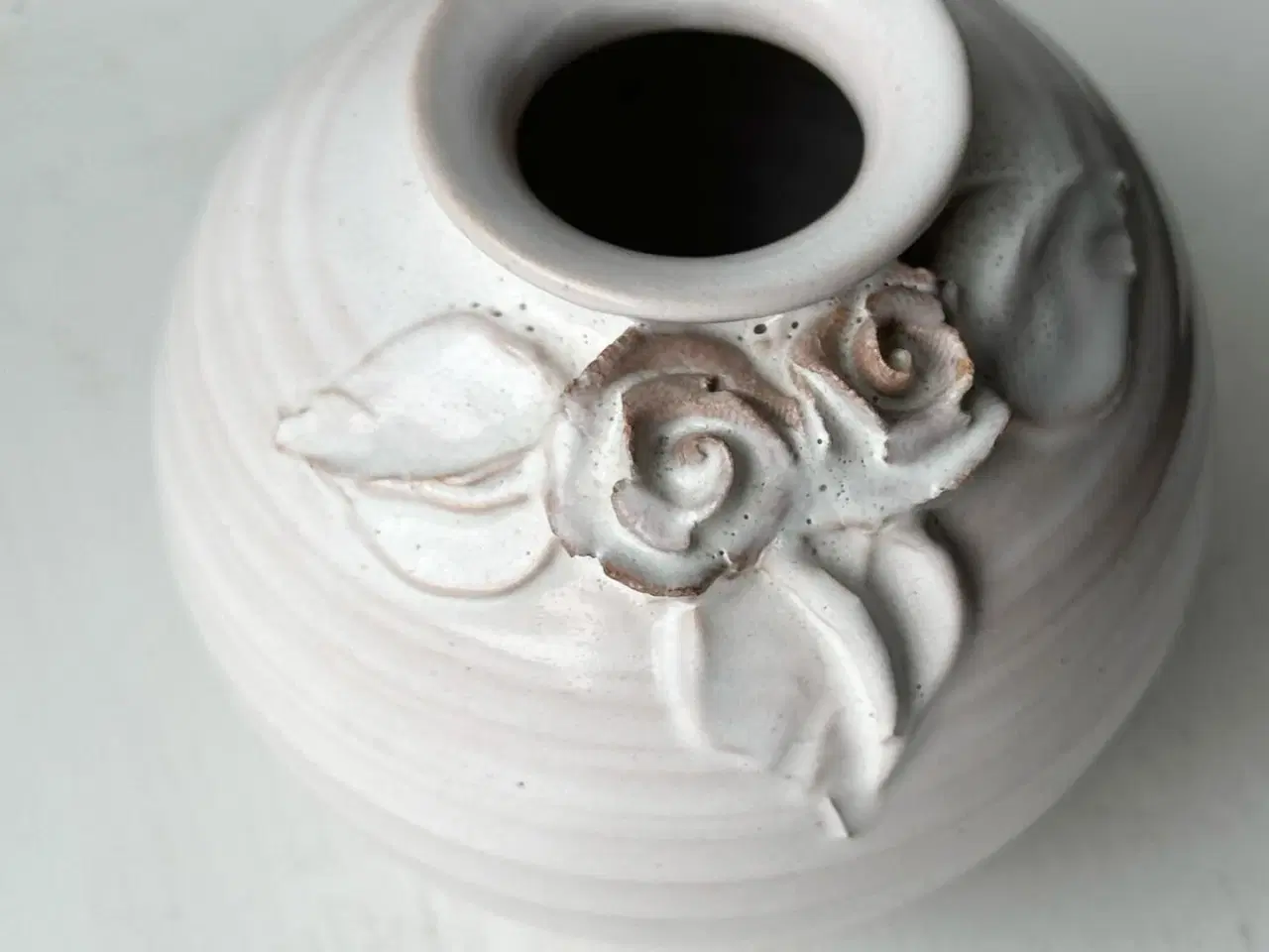 Billede 7 - Lille hvid kuglevase m keramikblomster