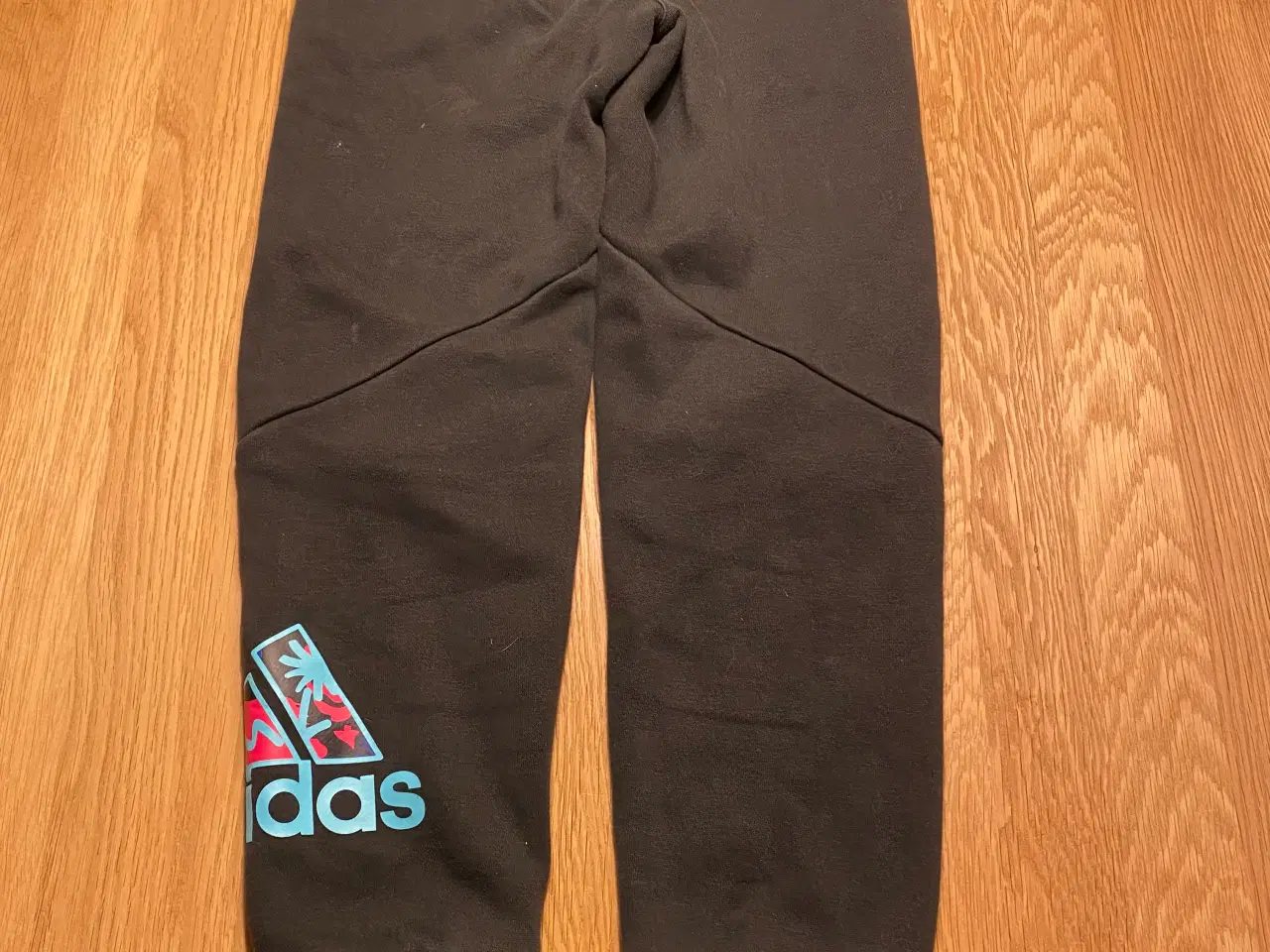 Billede 2 - Adidas bukser str. 128