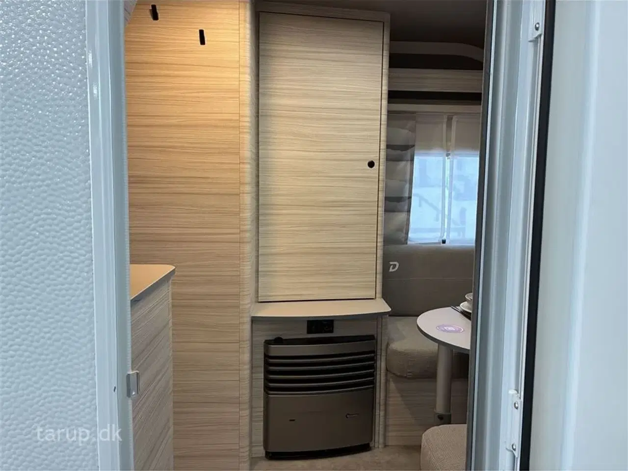 Billede 17 - 2026 - Dethleffs C'joy 460 LE   Enkeltsenge med udtræk til dobbeltseng, endesiddegruppe, varmt vand, blæservarme, spildevandstank,  kompressorkøleskab