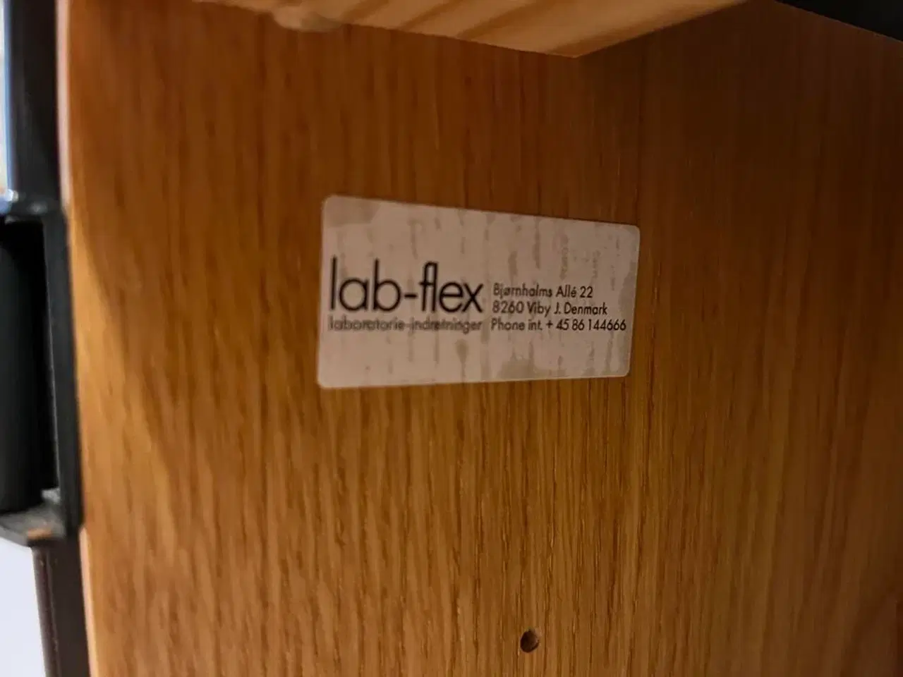 Billede 9 - Skab med vask og varmevands beholder og stålplade, samt afsætnings bord