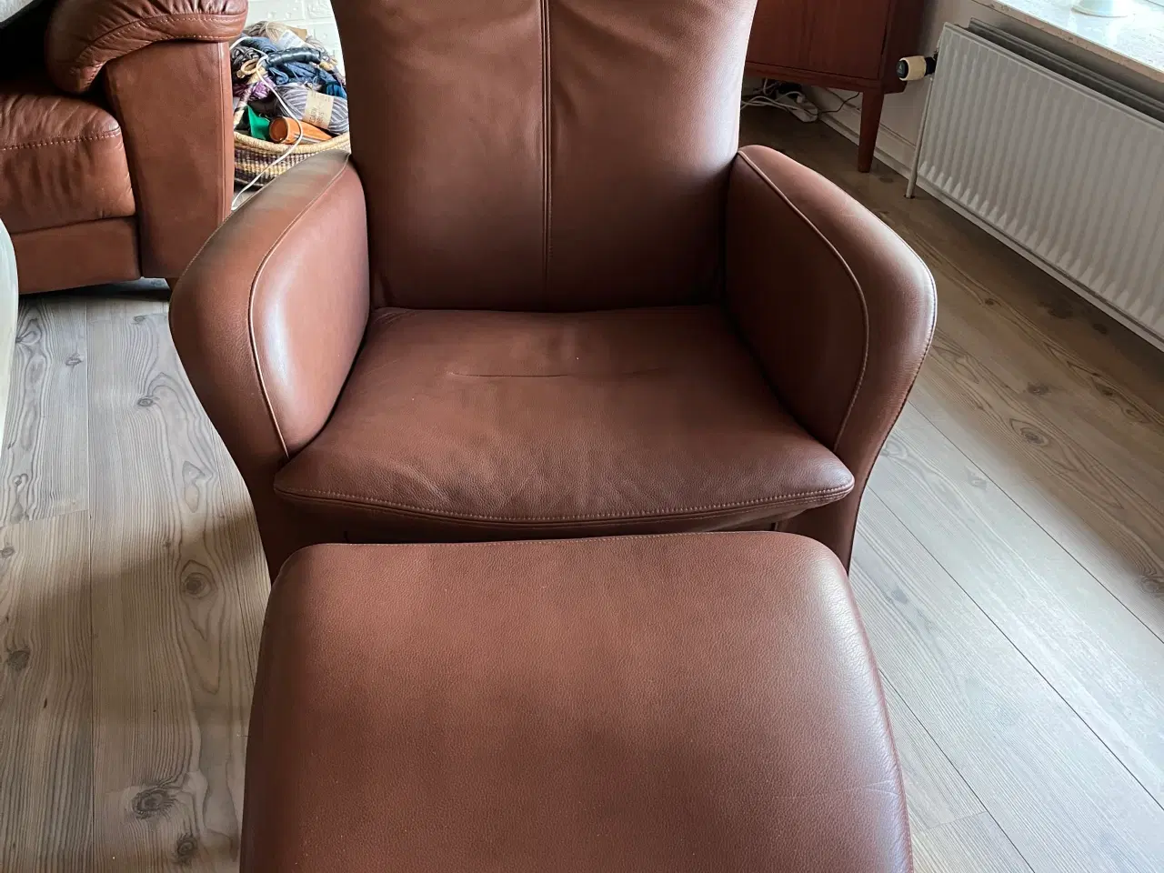 Billede 1 - Læderstol m. skammel