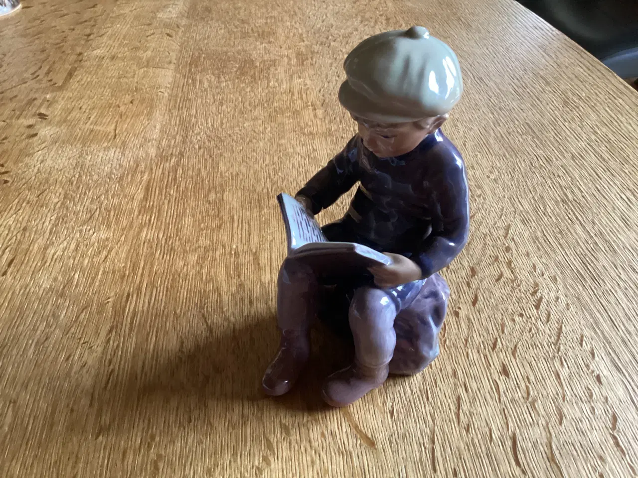 Billede 7 - DJ siddende dreng med kasket der læser i bog