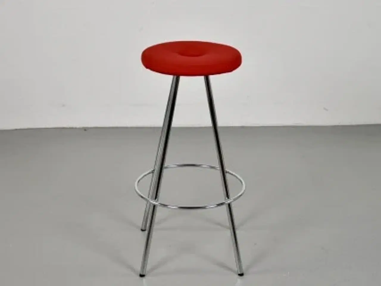 Billede 5 - Martela barstol med rødt polster på sædet og krom stel