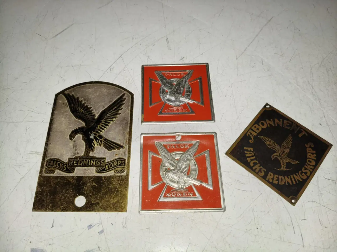 Billede 1 - 4 fine små falck skilte måske til en falck mand