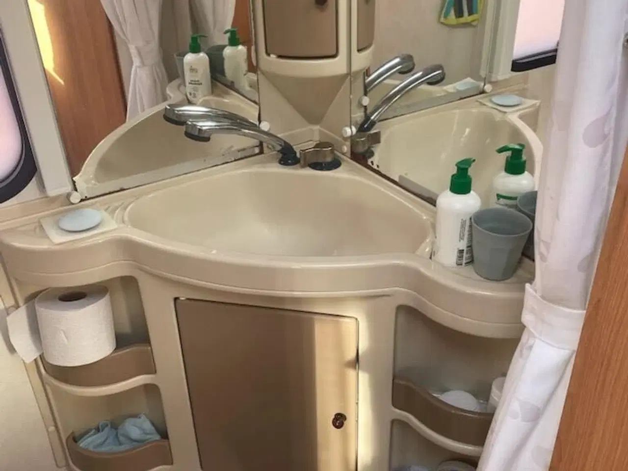 Billede 5 - Adria Adora 472 LU, årgang 2010 m/vinteropbevaring