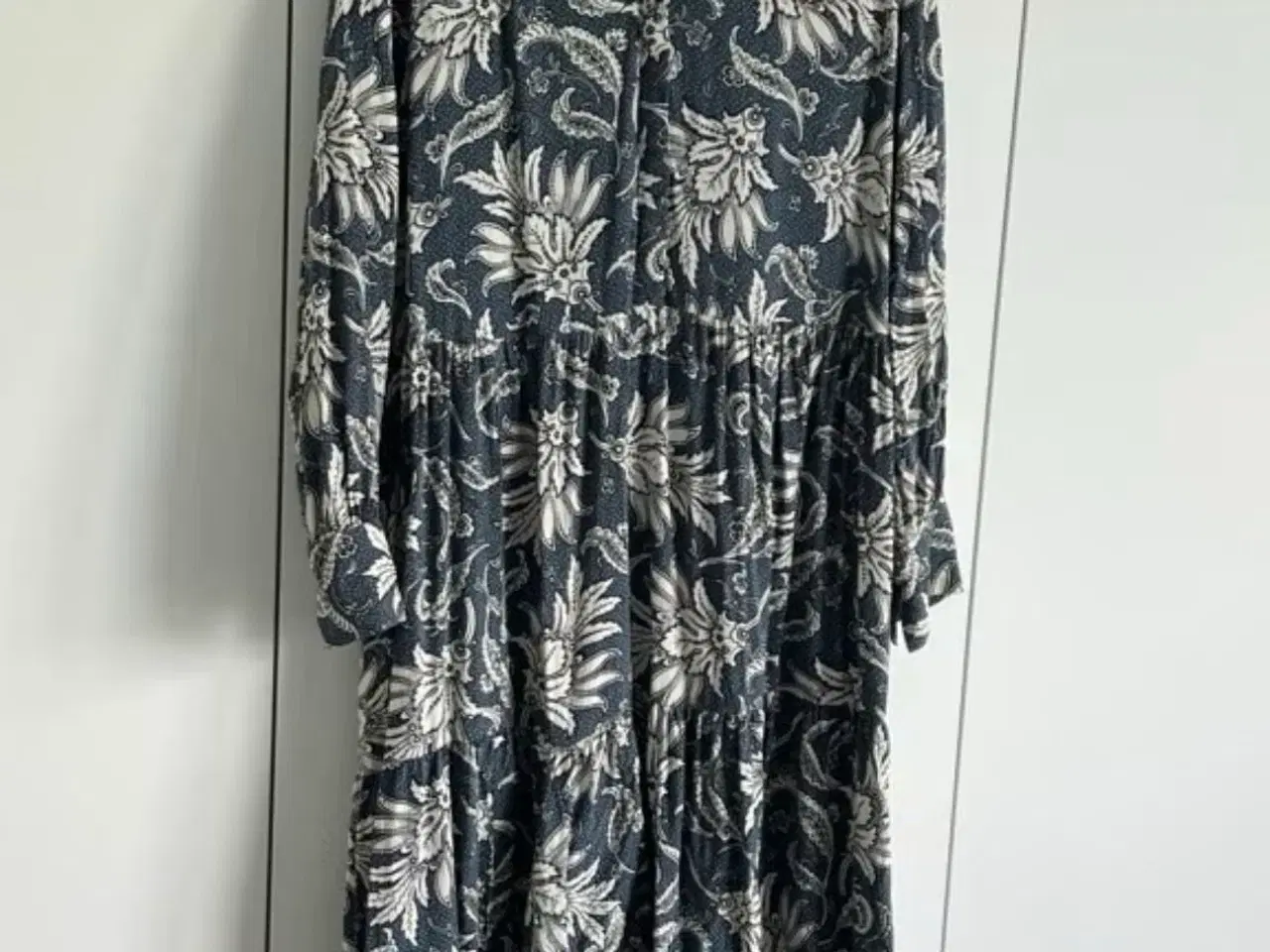 Billede 1 - Blå blomstret kjole fra H&M