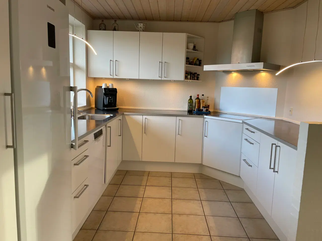 Billede 1 - Hvidt køkken sælges