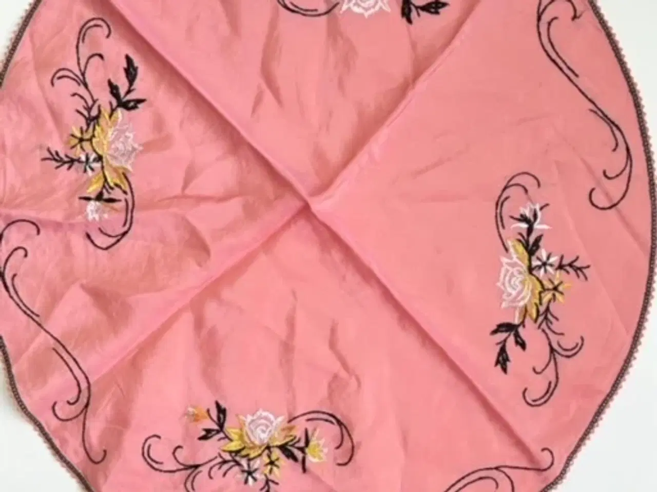Billede 2 - Rund minidug, rosa m sort broderi