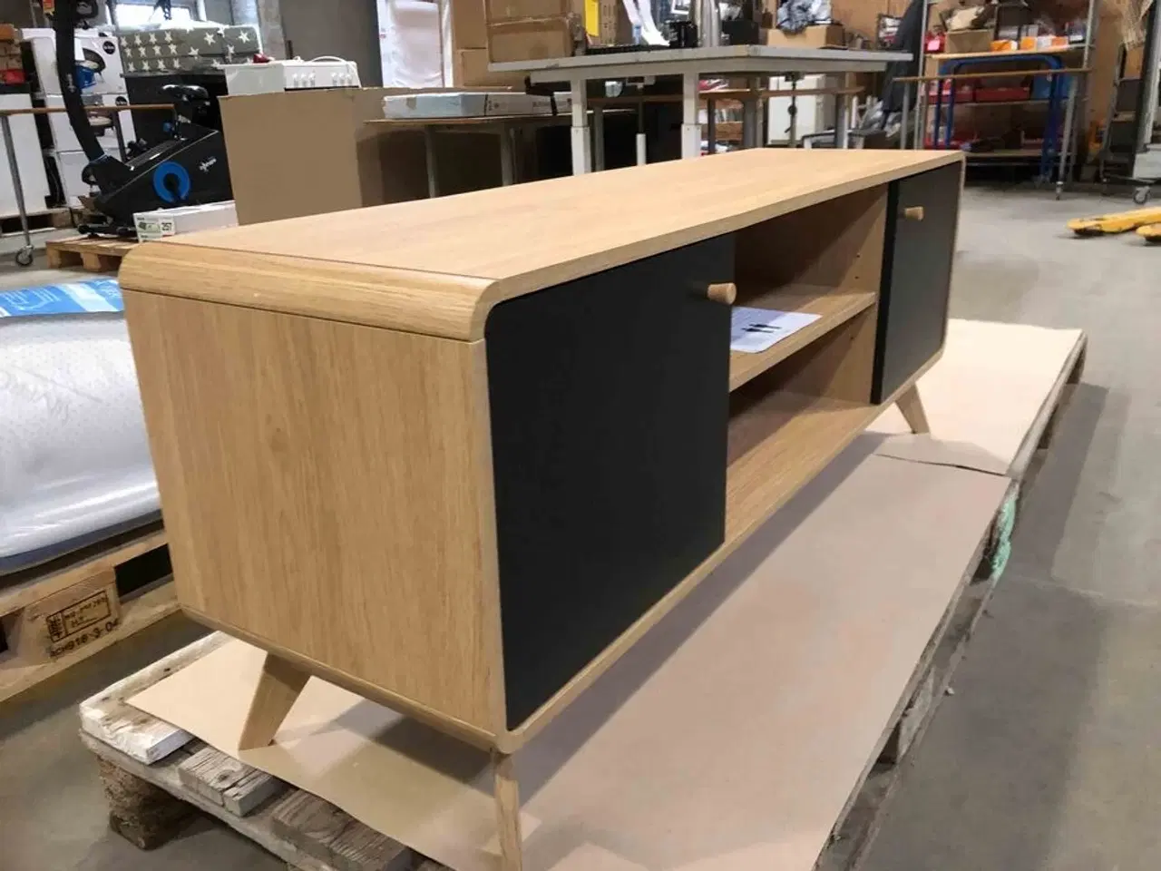 Billede 4 - Caitlin TV-bord - egetræslook og sort