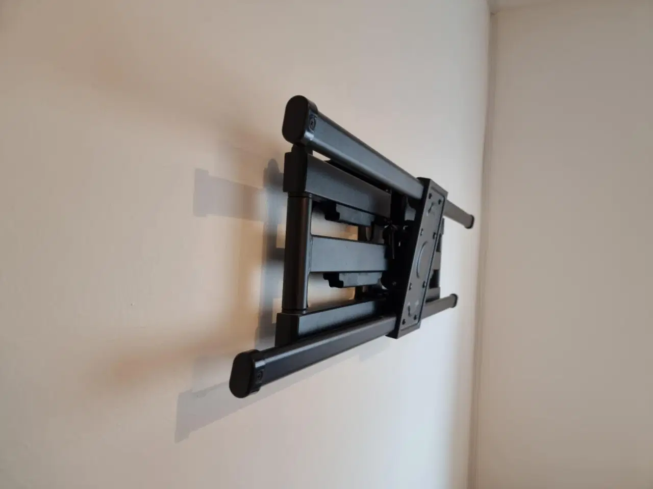 Billede 2 - Kraftigt TV-vægbeslag med lange arme – udtræk, dre
