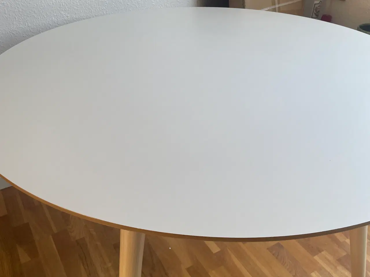 Billede 3 - Hvidt spisebord med egetræskant