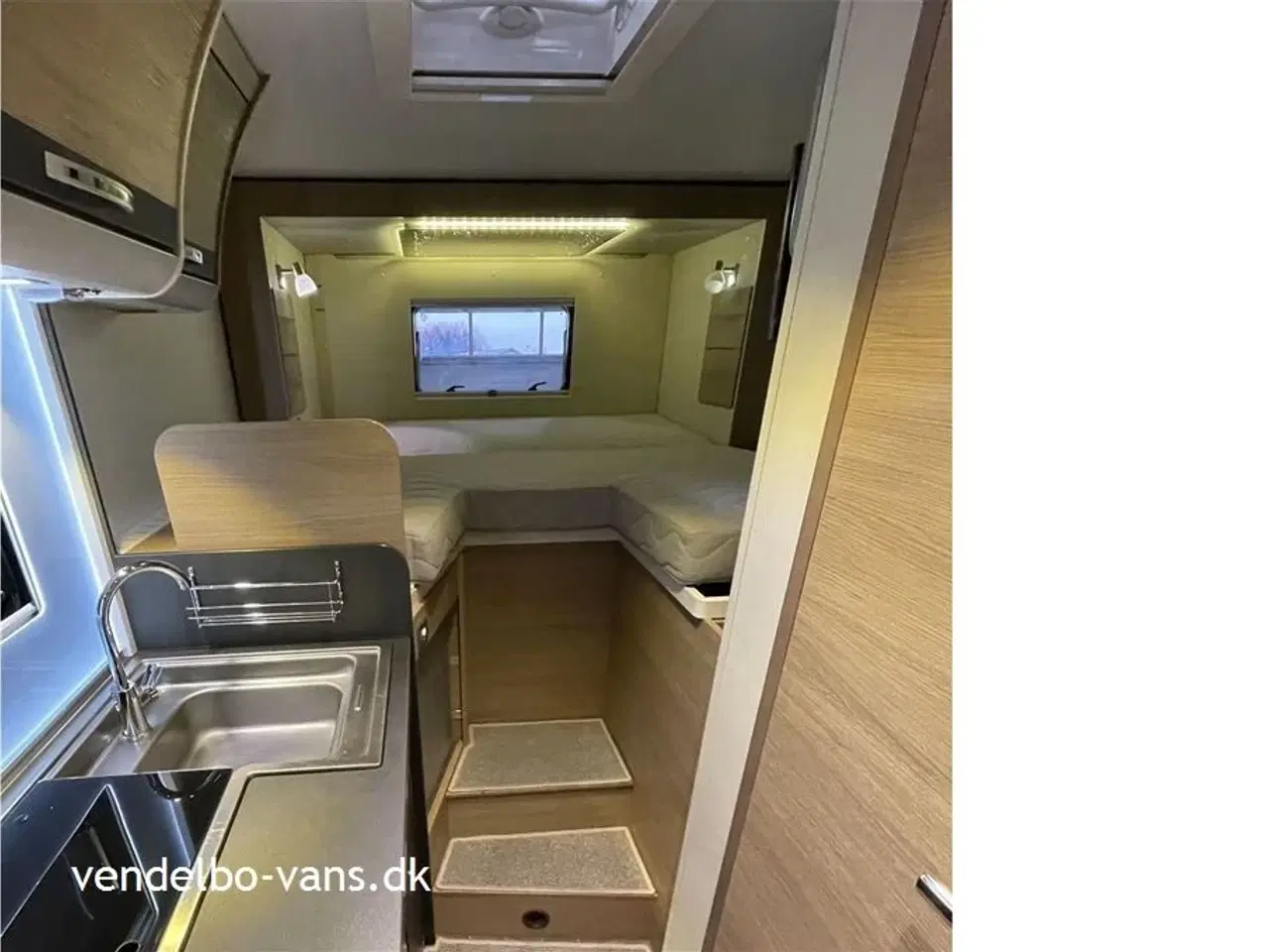 Billede 11 - 2018 - Adria Compact SLS   Smal camper på under 6 m længde - tryk på knappen og den vokser!