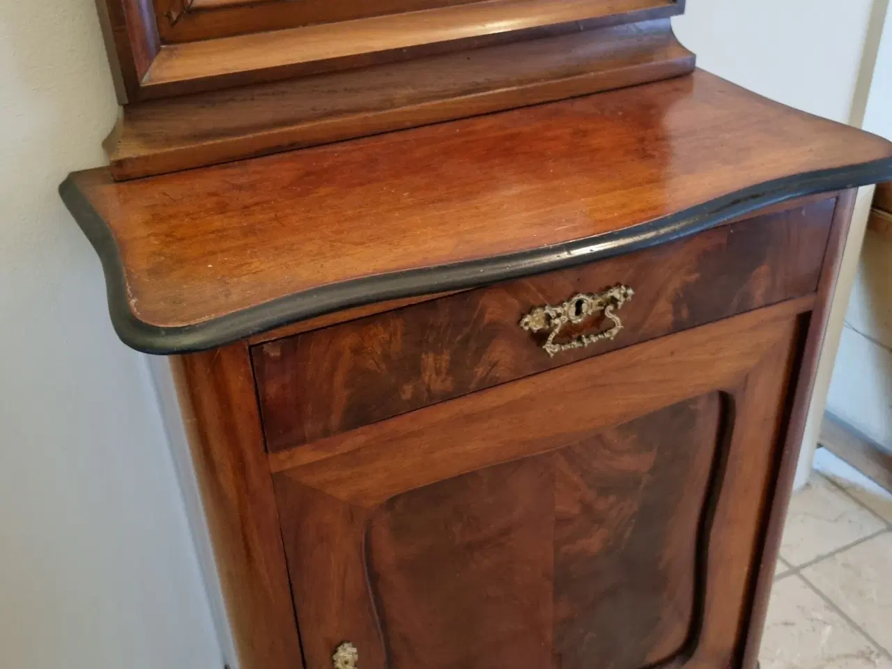 Billede 2 - Antikt spejlskab. Uden spejl.