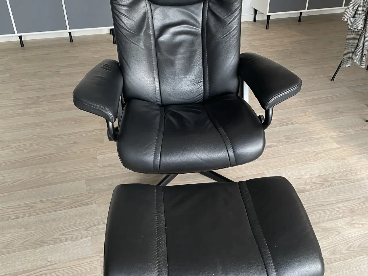 Billede 3 - Stressless sort lænestol med skammel