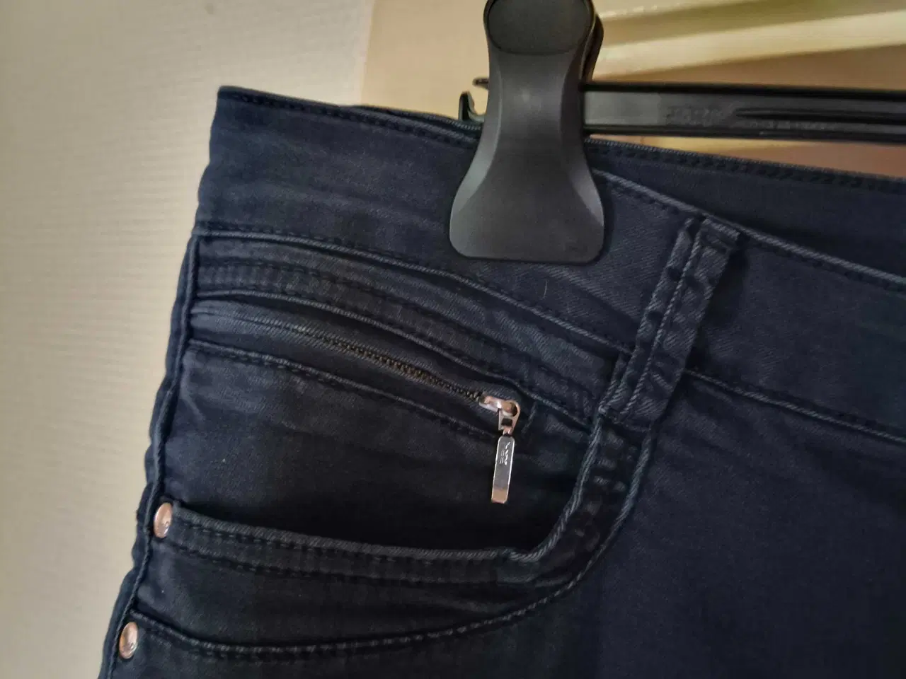 Billede 3 - Pæne mørkeblå Cro bukser 