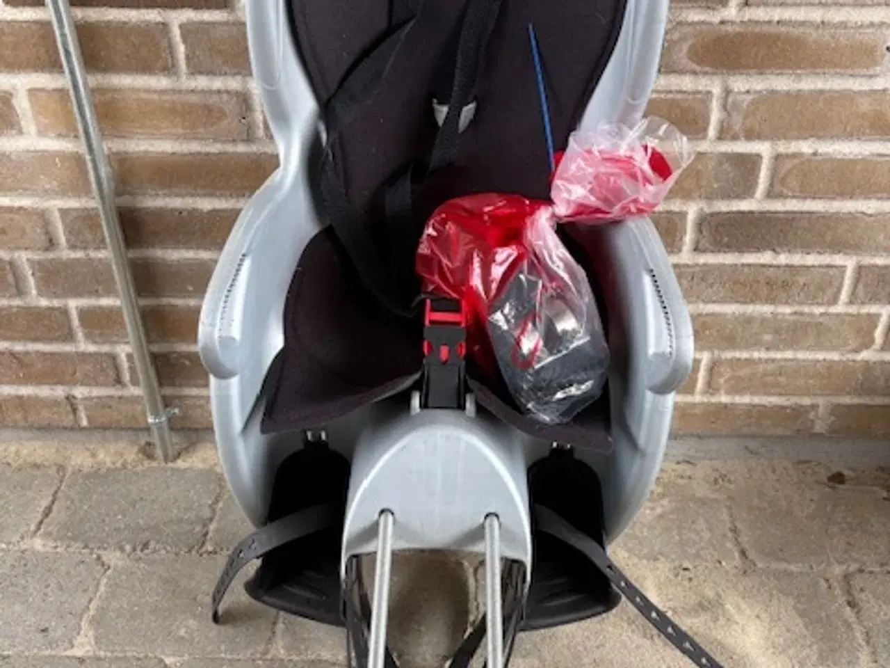 Billede 1 - Hamax Kiss cykelstol med 2 beslag og cykelhjelm