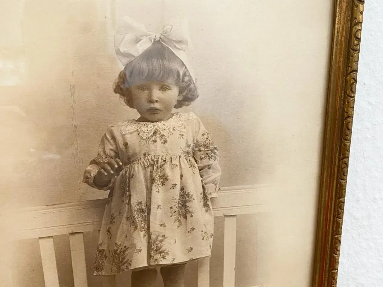 Billede 4 - Sort/hvid foto af lille pige i guldramme, dat. 1928