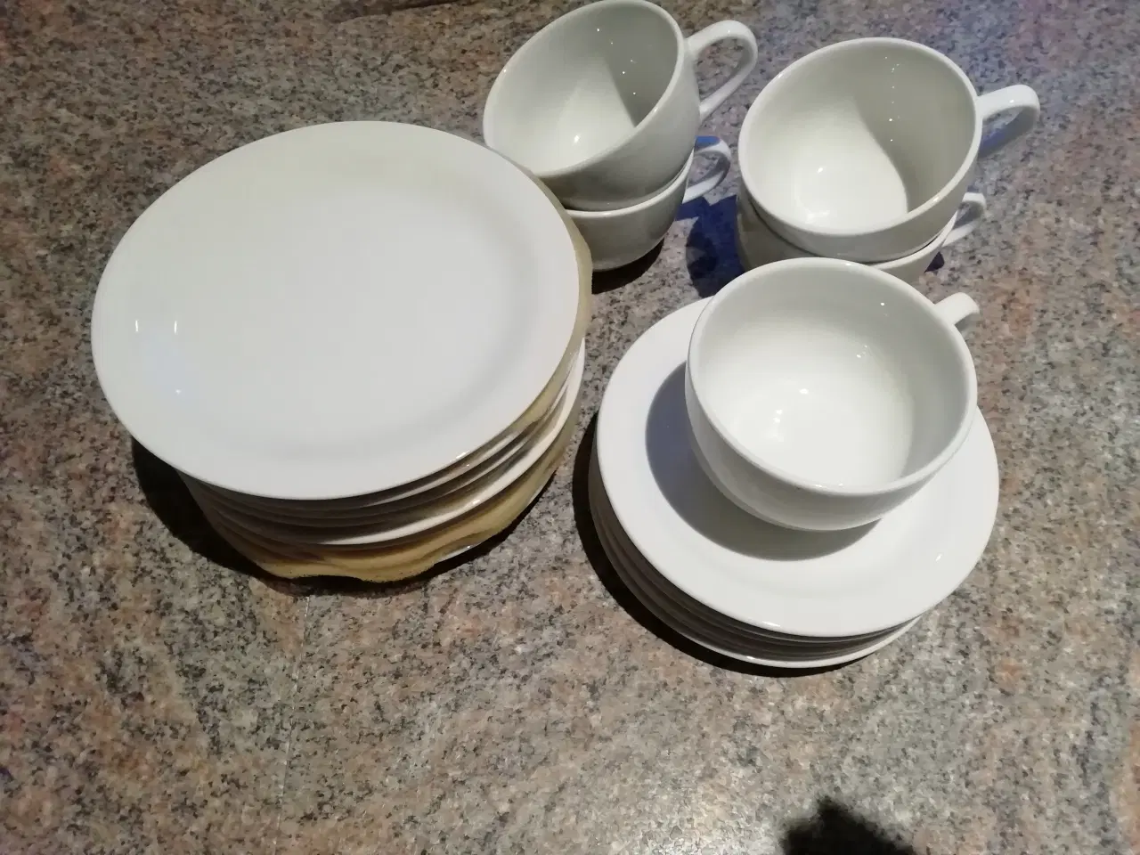 Billede 1 - kopper og tallerkner