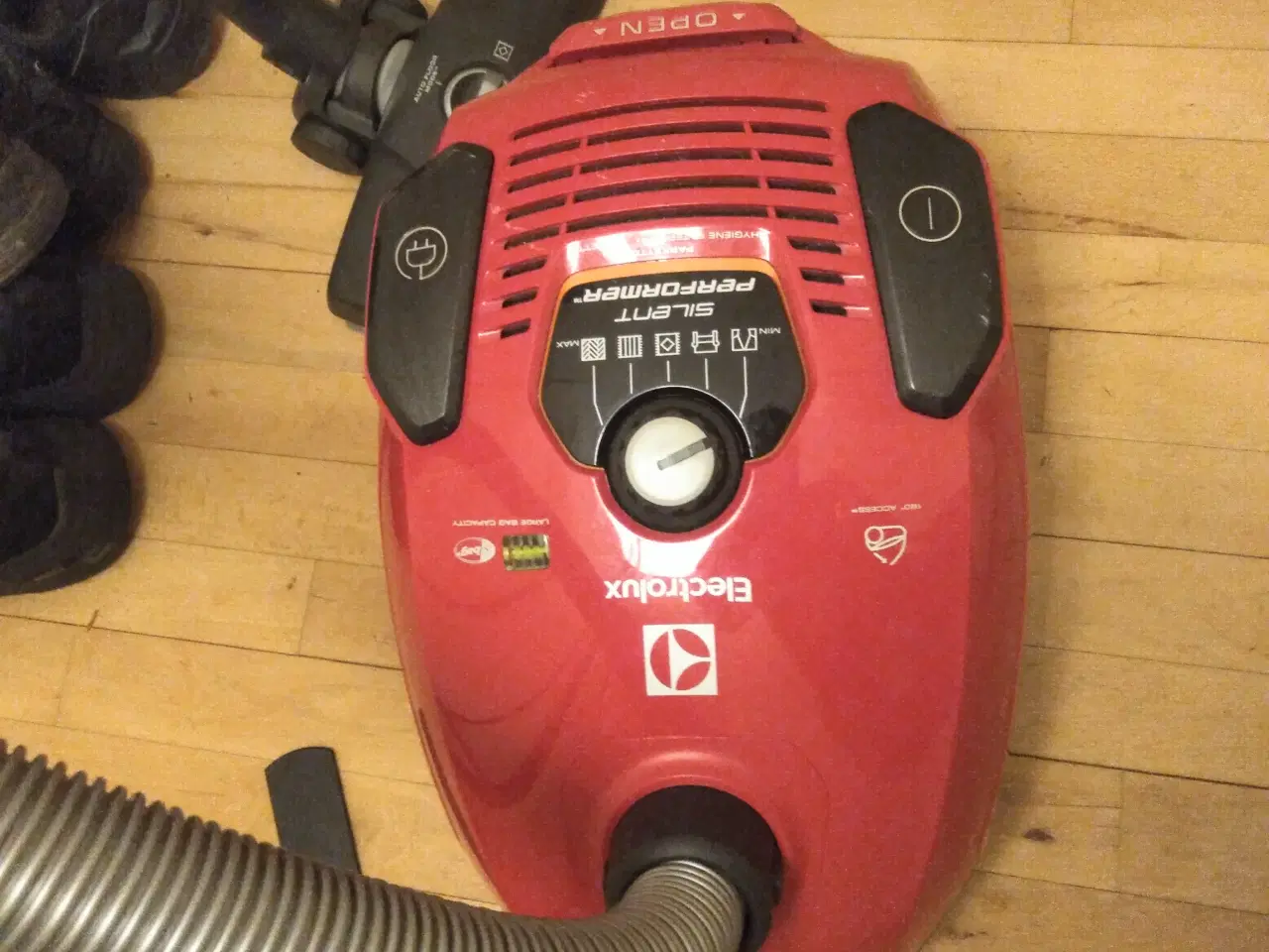 Billede 1 - Rød støvsuger næsten som ny