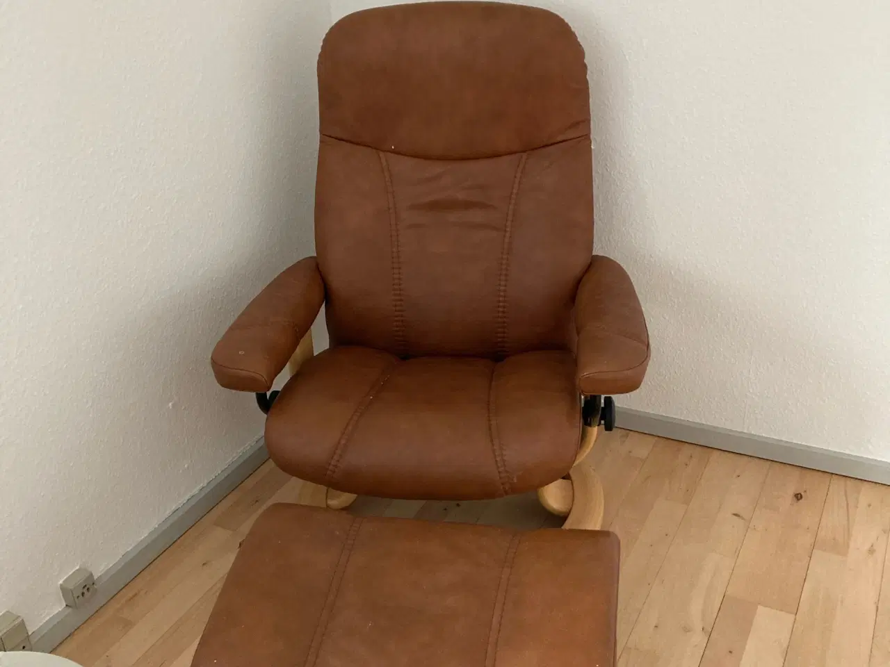 Billede 1 - 2 Stressless Lænestole med 1 fodskammel