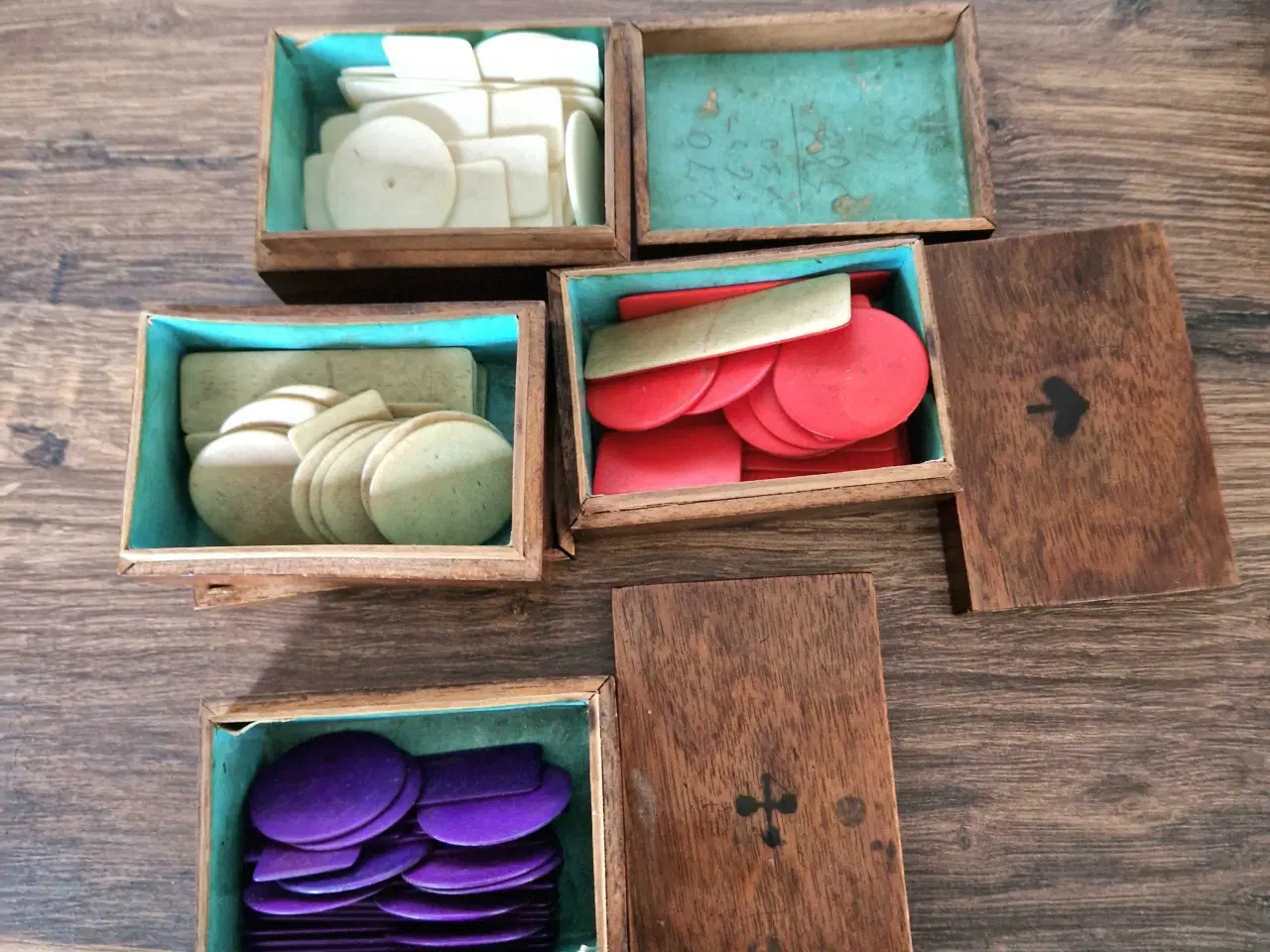 Billede 4 - Antikke trææsker til spil fra år 1900