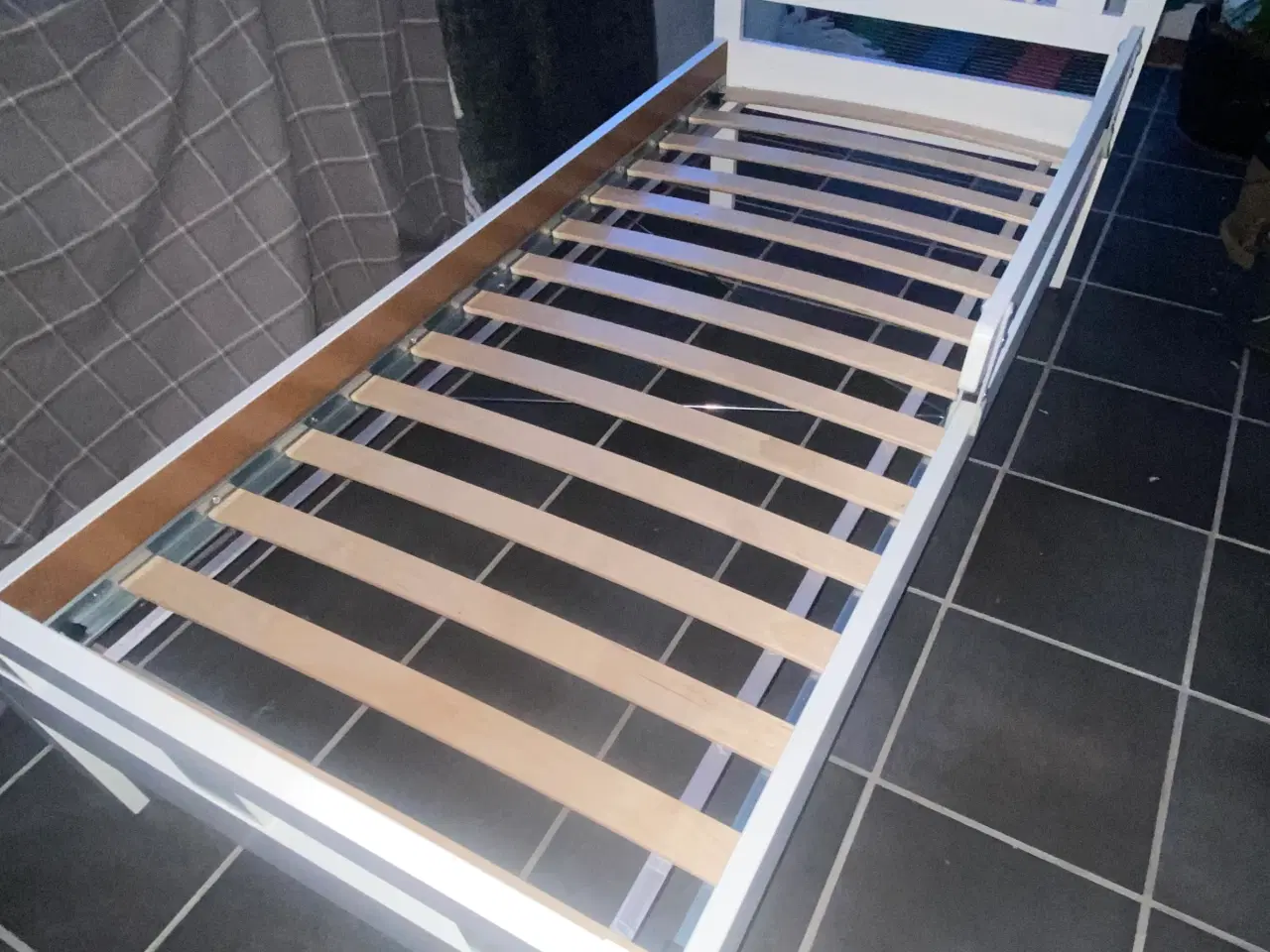 Billede 2 - Juniorseng med madras - næsten ikke brugt