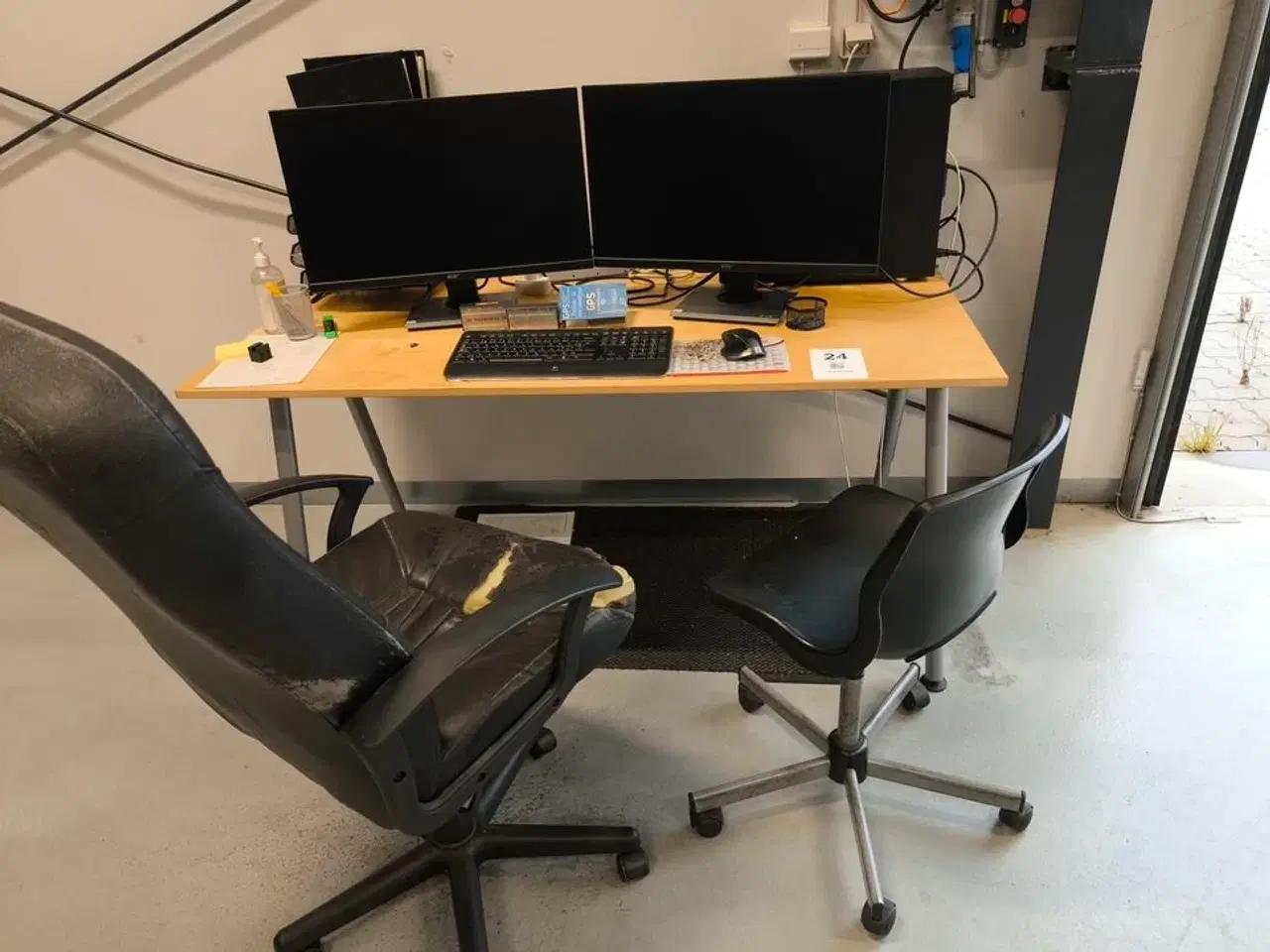Billede 1 - Skrivebord inkl. indhold