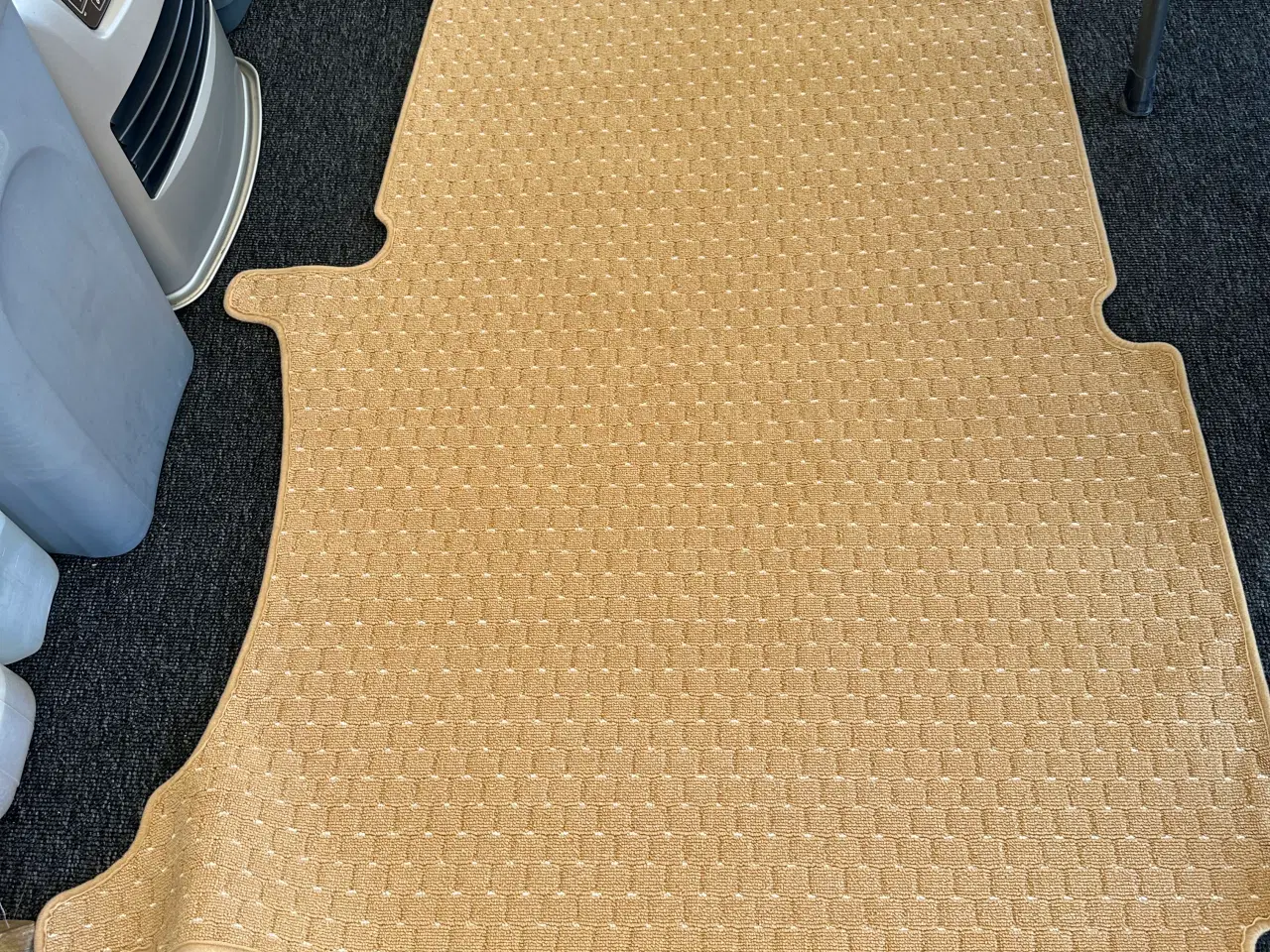 Billede 1 - Gulvtæppe til Hobby campingvogn 