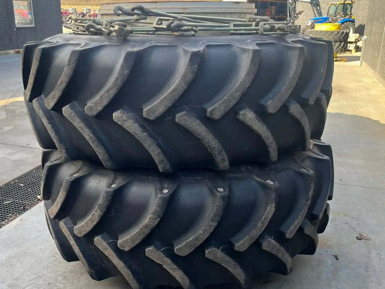 Billede 2 - Tvillingehjul 650/85R42 650/85R42 med ca 80% dæk og 12stk låse. Rigtigt fint sæt tvillinghjul.